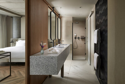 NH_Collection_Frankfurt_Spin_Tower_Bathroom_Junior_Suite_rain_shower