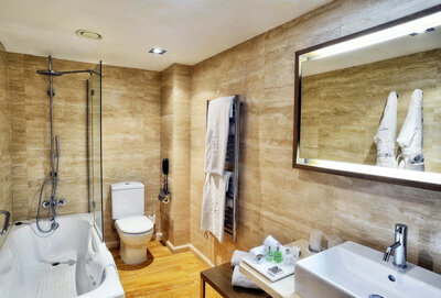 bathroom_NH_collection_palacio_de_tepa_214-4651x3153