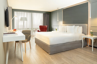 NH_Collection_Mexico_City_Reforma_Room_premium_curtains_close_king_size_bed