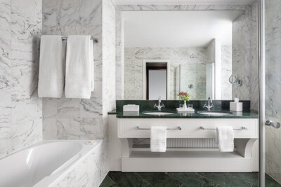 Anantara_New_York_Palace_Budapest_Hotel_Room_bathroom_Premium_City_View_interior