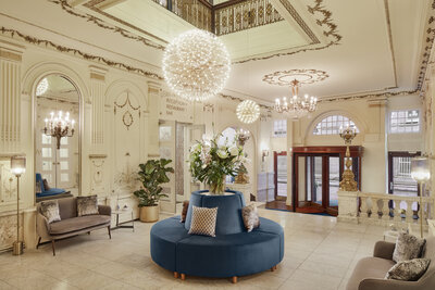 Tivoli_Doelen_Amsterdam_Lobby_and_Reception_Entrance_Blue_coach_flowers_lights_pillows-8639x5760