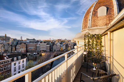 Tivoli_Doelen_Amsterdam_Room_Superior_With_Balcony_And_Canal_View_Balcony_With_Flower_Tulip_Vase