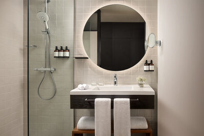 Tivoli_Kopke_Porto_Gaia_Hotel_Guest_Room_Junior_Suite_Terrace_Bathroom