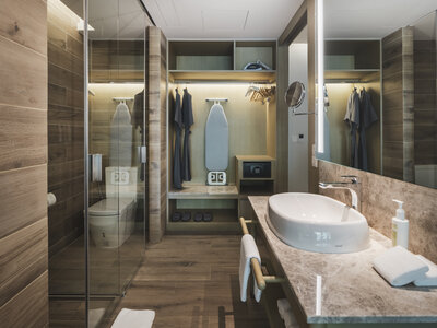 Avani_Plus_Khao_Lak_Resort_Guest_Room_Deluxe_Pool_Access_Room_Bathroom_Closet