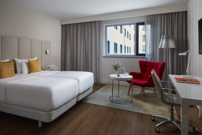 Avani_Frankfurt_City_Hotel_Guest_Room_Family_Room_twin_bed_desk_armchair