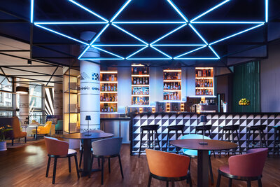 Avani_Frankfurt_City_Hotel_Restaurant_The_Pantry_neon_light_bar_counter