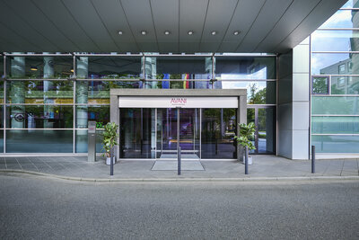 Avani_Frankfurt_City_Hotel_Facade_day_main_gate_street_bollards_close_up