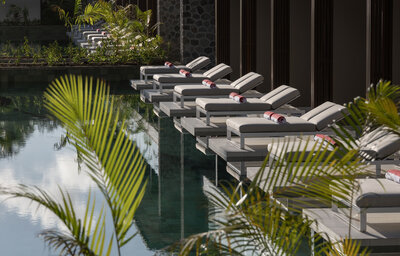 Avani_Plus_Barbarons_Seychelles_Guest_Room_Premier_Lagoon_Acess_Room_Lagoon_with_Sunbeds