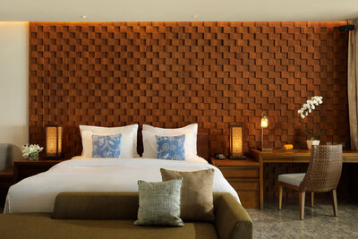 Anantara _Uluwatu_Bali_Resort_Guest_room_amenity_Ocean_View_Suite_Bed_And_Study_Table-6720x4480