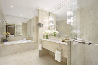 Anantara_Siam_Bangkok_Hotel_Guest_Room_Deluxe_Room_Bathroom-5616x3744