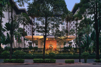 Anantara_Siam_Bangkok_Hotel_Exterior_View_Hotel_Entrance_with_Light