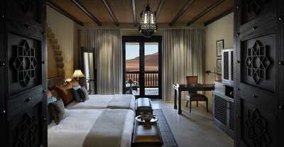 Qasr_Al_Sarab_Desert_Resort_by_Anantara_Guest_Room_Deluxe_Balcony_Room_Bedroom_Twin_Beds.JPG