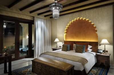 Qasr_Al_Sarab_Desert_Resort_by_Anantara_Guest_Room_Bedroom_King_Bed.JPG