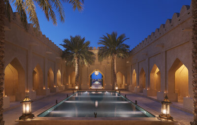 Qasr_Al_Sarab_Desert_Resort_by_Anantara_Exterior_View_Royal_Pavilion_Courtyard-8956x5686