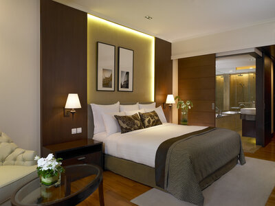 Anantara_Riverside_Bangkok_Resort_Guest_Room_Deluxe_River_View_Room_Bedroom-5436x4080