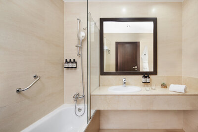 NH_Alcorcon_Room_bathroom_superior_bathrobe__bathtub