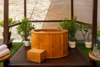 Qasr_Al_Sarab_Desert_Resort_by_Anantara_Facial_Ice_Bath.jpg