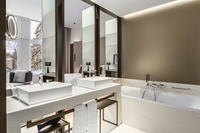 Anantara_Grand_Hotel_Krasnapolsky_Amsterdam_guest_room_Grand_Deluxe_with_view_and_bathtub