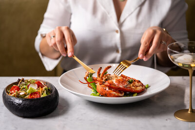 Anantara_Grand_Hotel_Krasnapolsky_Amsterdam_gastronomy_Grand_Cafe_Krasnapolsky_woman_eating_meal-7804x5205