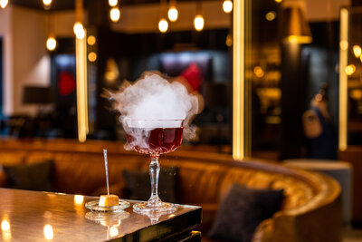 Anantara_Grand_Hotel_Krasnapolsky_Amsterdam_Bar_The_Tailor_smoke_cocktail-7952x5304