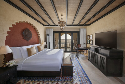 Qasr_Al_Sarab_Desert_Resort_by_Anantara_Guest_Room_Deluxe_Balcony_Room_King_Bed-6703x4485