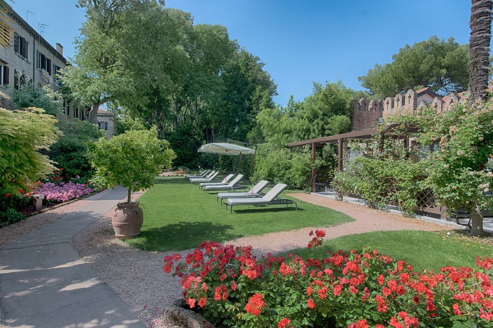 NH_Collection_Grand_Hotel_Palazzo_Dei_Dogi_Hotel_Facilities_Garden_Sunbed_Relax_Area_Guest_Experience.jpg
