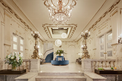 Tivoli_Doelen_Amsterdam_Lobby_and_reception_blue_coach_flowers_stairs_elevator-8633x5756.jpg