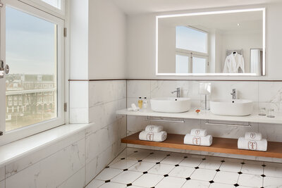 Tivoli_Doelen_Amsterdam_Guest_Room_Suite_Bathroom_sink_mirror_bathrobe_canal_view_flowers_towels-8560x5706.jpg