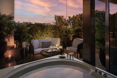 Anantara_Palazzo_Naiadi_Rome_Executive_Suite_Floor4_Jacuzzi_Twilight