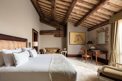Anantara_Palazzo_Naiadi_Rome_Premium_Terrace_Across_Bed-Edit (1)