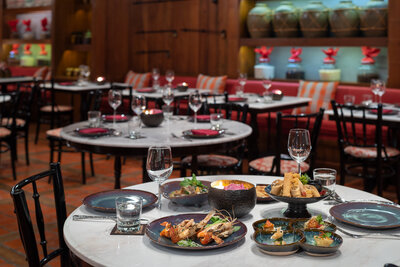 Anantara_Siam_Bangkok_Hotel_Restuarant_Spice_Market_Dining_Tables_with_Food