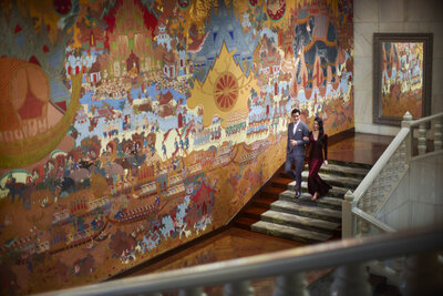 Anantara_Siam_Bangkok_Hotel_Lobby_View_Grand_Staricase_Couple_Walking_to_Lobby (1) (2)