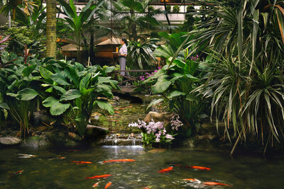 Anantara_Siam_Bangkok_Hotel_Recreation_facility_Parichart_Court_with_Team_Member_Serving_Drink