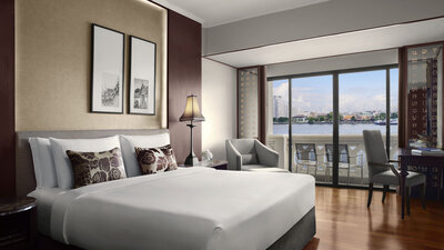 Anantara_Riverside_Bangkok_Resort_Guest_Room_Deluxe_River_Front_Room