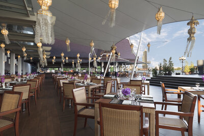 Anantara_Riverside_Bangkok_Resort_Restaurant_Riverside_Terrace_Dining_Area_and_Stage