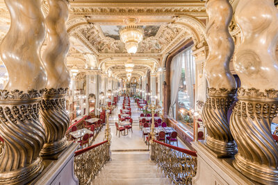 Anantara_New_York_Palace_Budapest_Hotel_Restaurant_window_natural_light_New_York_Cafe_tables_twisted_columns_stairs (1).JPG