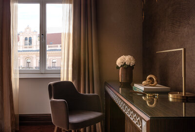 Anantara_New_York_Palace_Budapest_Hotel_Guest_Room_Deluxe_Room_New_Wing_Desk_Detail-7931x5355