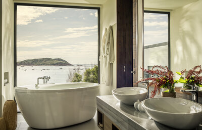 Anantara_Quy_Nhon_Villas_Guest_Room_Bathroom_With_Bathtub_And_Double_Vanity _View_Of_Ocean-7456x4823