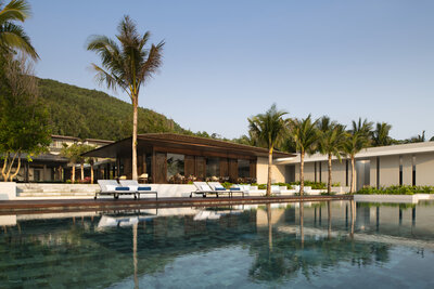 Anantara_Quy_Nhon_Villas_Pool_View_With_View_Of_Sea_Fire_Salt_In_Background-6000x4000
