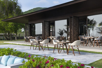 Anantara_Quy_Nhon_Villas_Restaurant_Sea_Fire_Salt_Outdoor_Terrace_With_Seating_e-6000x4000