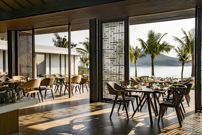 Anantara_Quy_Nhon_Villas_Restaurant_Sea_Fire_Salt_Indoor_Seating_Area_Setup-6000x4000