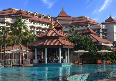 Anantara_The_Palm_Dubai_Resort_Pool_View_Main_Pool