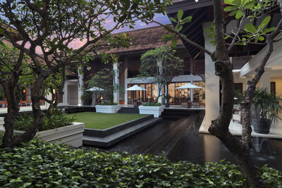 Anantara Angkor Resort - Courtyard (night)
