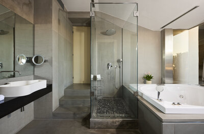 Anantara Palazzo Naiadi Rome Hotel - Executive Suite Bathroom &  Jacuzzi