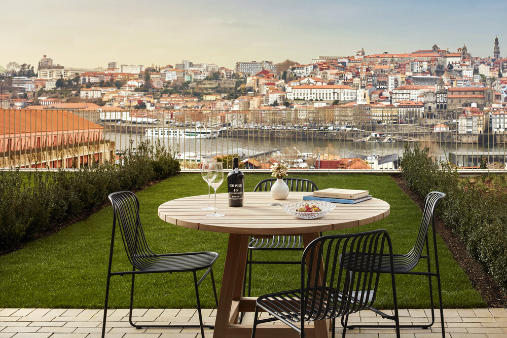 Tivoli_Kopke_Porto_Gaia_Hotel_Guest_Room_Suite_Terrace_2-4296x2864.jpg