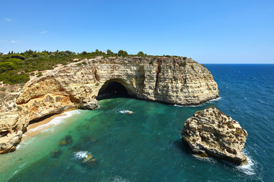 Tivoli_Carvoeiro_Algarve_Resort_Exterior_View_With_Beach_And_Groute-4328x2885 (1)
