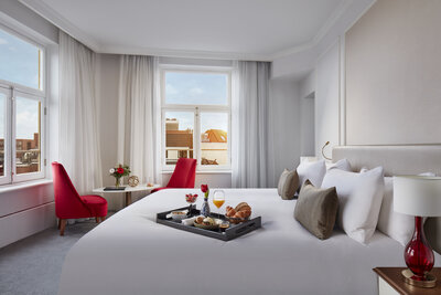 Tivoli_Doelen_Amsterdam_Guest_Room_Suite_Chairs_King_size_bed_Flowers_Canal_views_Breakfast_tray-4233x2822 (1)