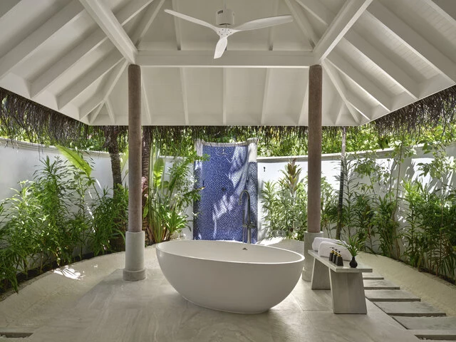 Anantara_Dhigu_Maldives_Resort_Guest_Room_Beach_Villa_Bathroom-11648x8736