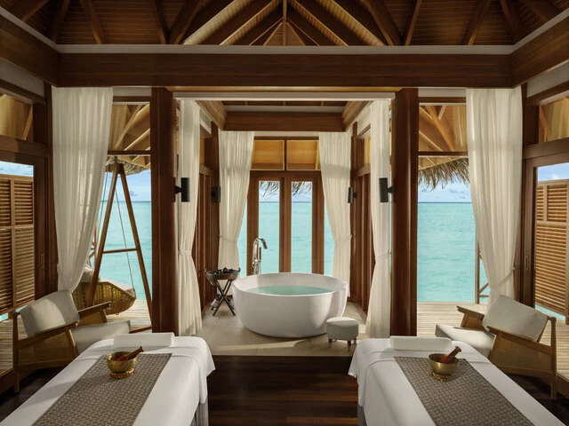 Anantara_Dhigu_Maldives_Resort_Spa_Overwater_Therapy_Room_Interior-11652x8744