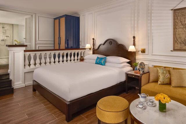 Anantara_Hoi_An_Resort_Thu_Bon_River_Suite_Bed_to_Bathroom